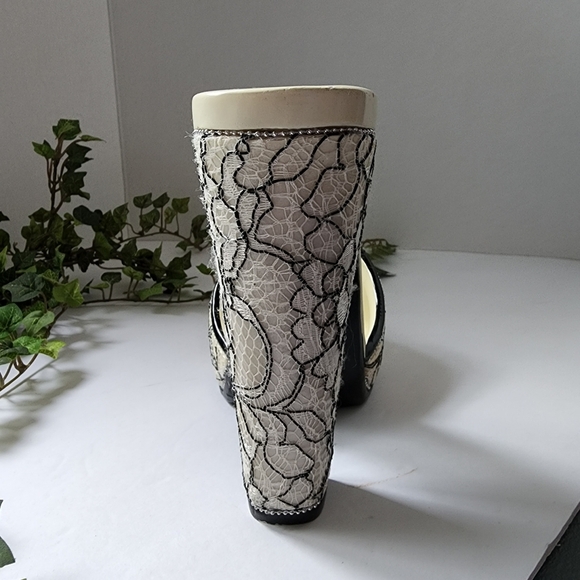 Large Resin High Heel Shoe Vanity Display - Picture 4 of 9